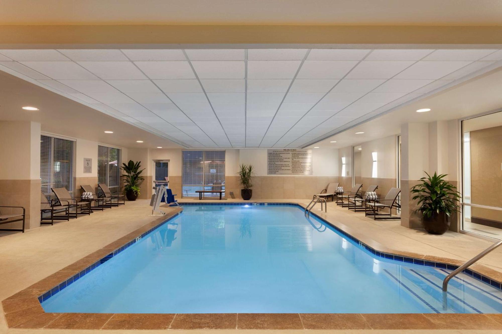 Embassy By Hilton Atlanta Airport 3*
